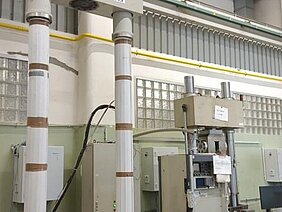 Reparatur der Säulen einer Dauerschwingmaschine